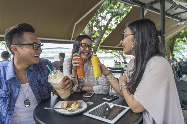 Un groupe d'amis profitant de leur temps ensemble dans un café . — Photo de stock