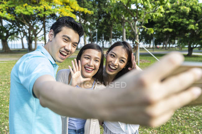 A Група З Друзі Taking A selfie Разом — стокове фото