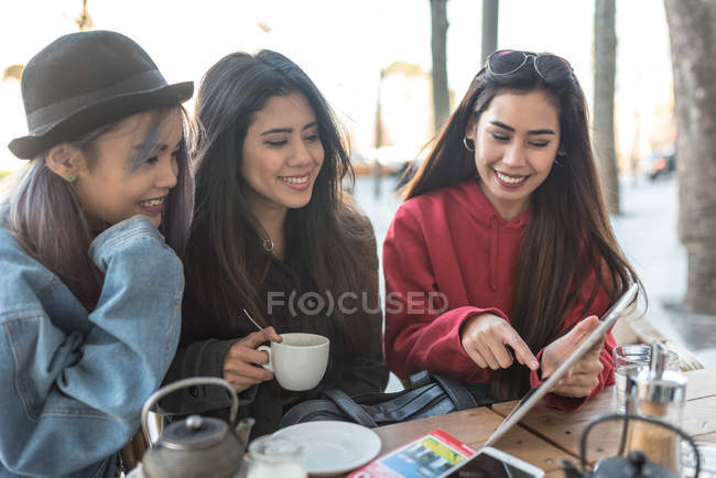 Femmes philippines s'amusant à Madrid, Espagne — Photo de stock