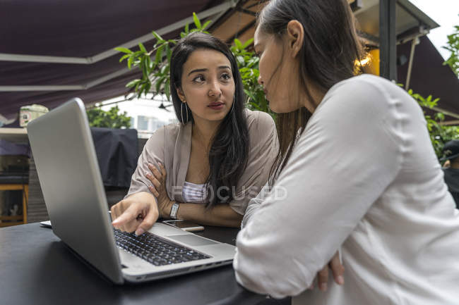 Dos mujeres malayas discutiendo sobre el trabajo
. - foto de stock