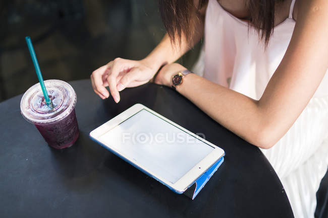 Immagine ritagliata di donna che utilizza Tablet — Foto stock