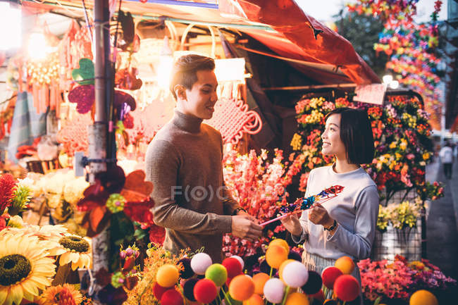 Щаслива азійська пара, яка відзначає китайський Новий рік у місті — стокове фото
