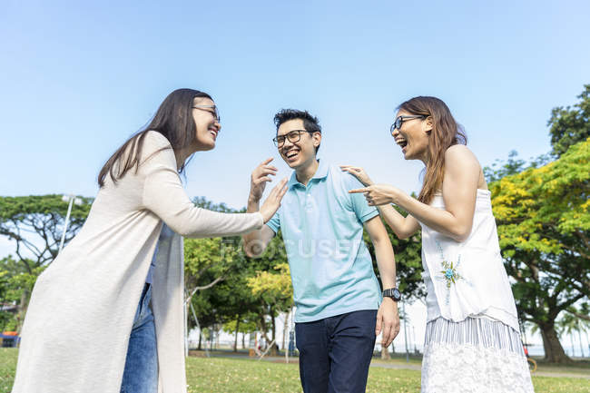 Grupo de jóvenes asiático amigos tener divertido al aire libre - foto de stock