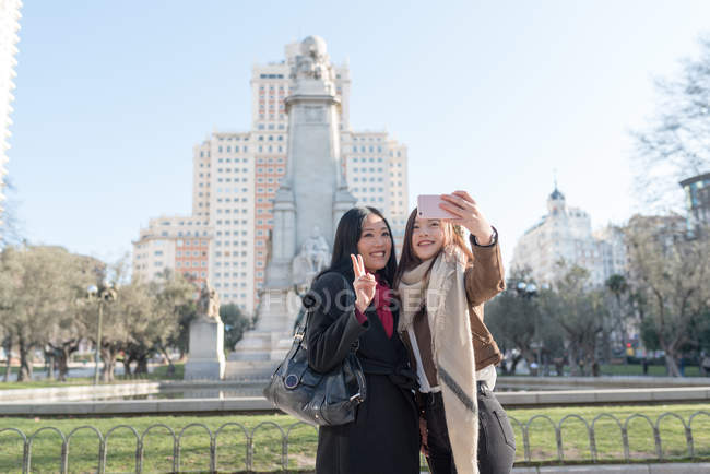 Азіатські жінки роблять туризму в Мадриді і беручи selfie, Іспанія — стокове фото