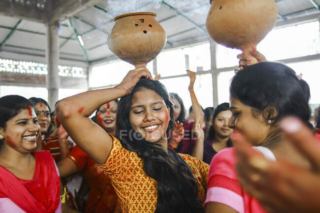 Бангладешська дівчина, що танцює з Клей-потом, бере участь у фестивалі Bijoya Dashami в Шерпурі, Бангладеш. Фестиваль є найбільшим фестивалем у бангладешській індуїстській релігії, який відзначає Дурга пуджа.. — стокове фото
