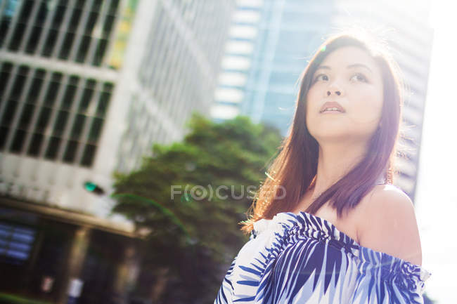Bastante asiática chica caminando por la calle
. - foto de stock
