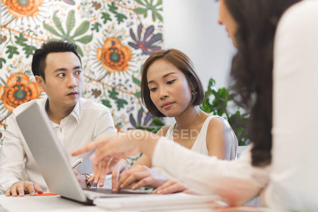 Group Discussion Of Colleagues In Modern Office — Stock Photo