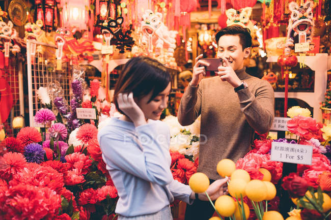 Щаслива азійська пара, яка відзначає китайський Новий рік у місті — стокове фото