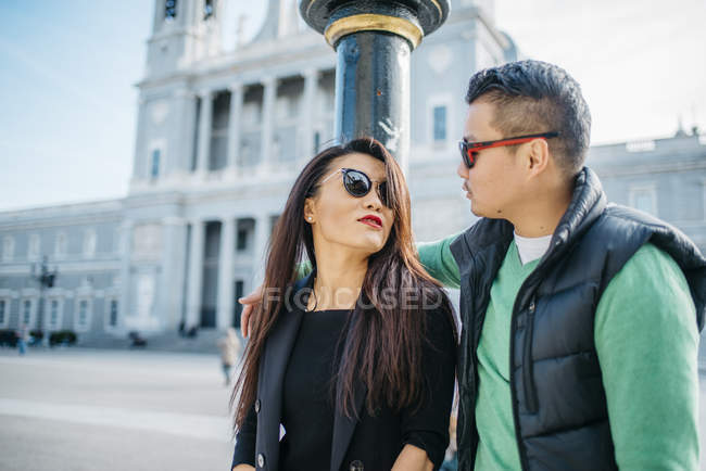 Casal chinês juntos em Madrid, Espanha — Fotografia de Stock