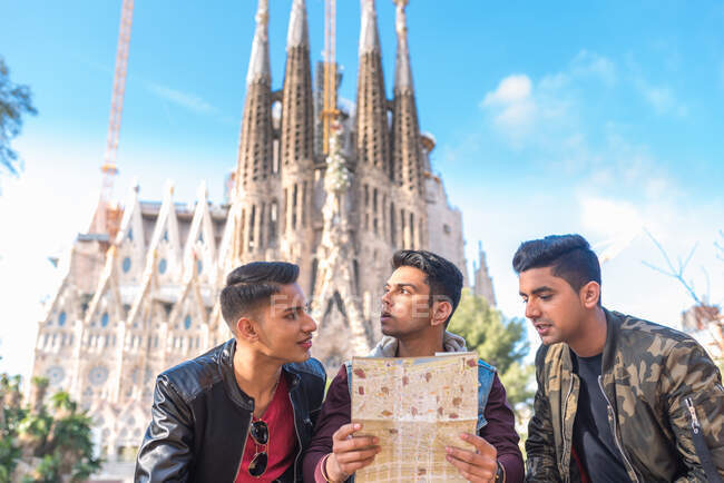 Індійські друзі в Барселоні з мапою — стокове фото