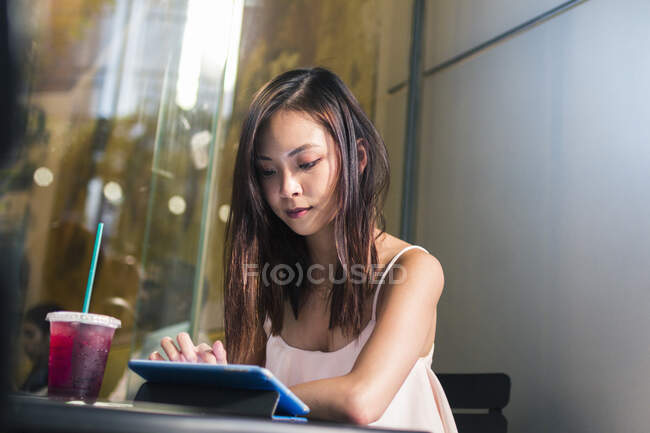 Jolie fille asiatique avec tablette — Photo de stock