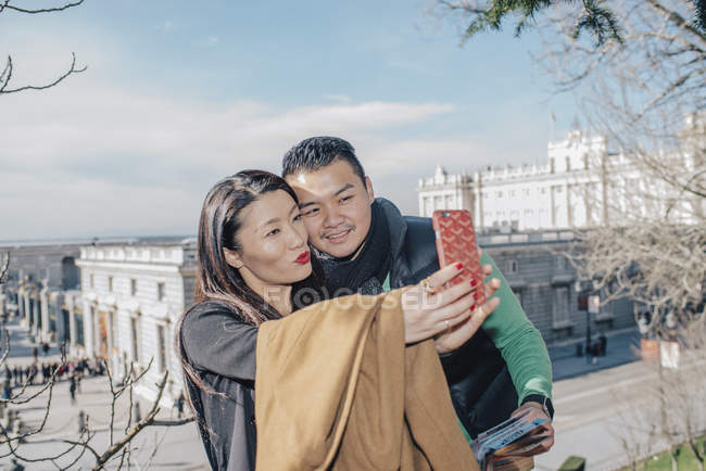 Coppia cinese a Madrid facendo selfie, Spagna — Foto stock
