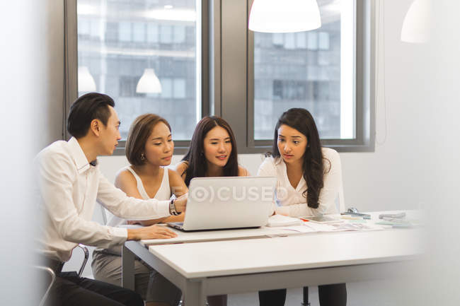 Discusión grupal de colegas en la oficina moderna - foto de stock