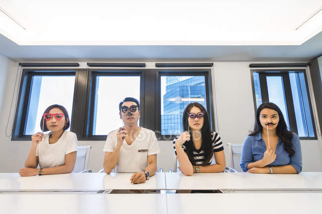 Grupo de amigos com adereços no escritório moderno — Fotografia de Stock