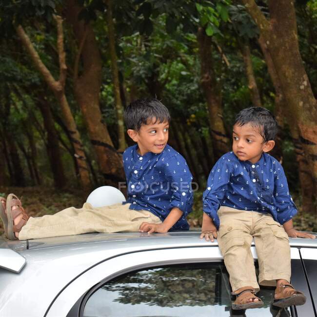 Irmãos apreciando a brisa no telhado do carro — Fotografia de Stock