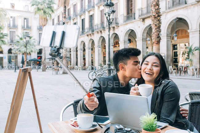 Feliz joven asiática turista pareja tomando selfie en la tableta en Barcelona - foto de stock