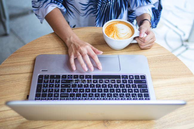 Immagine ritagliata di donna che lavora sul suo computer portatile — Foto stock