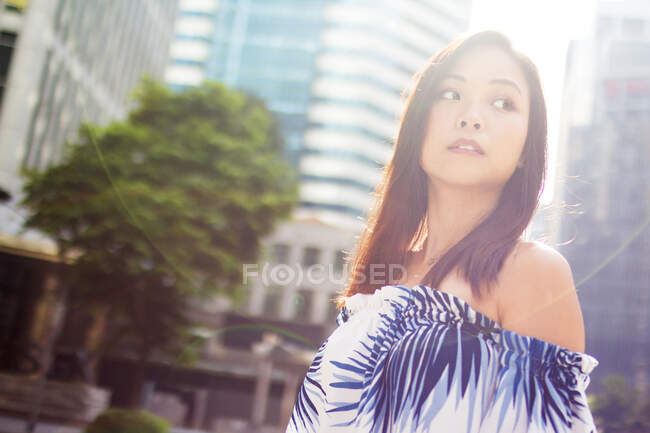 Schön asiatische Mädchen zu Fuß die Straße hinunter. — Stockfoto