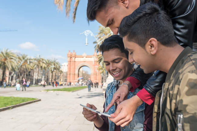 Amici indiani turista con cellulare in Arco di trionfo Barcellona Spagna — Foto stock