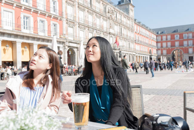 Asian women at a cafe in Madrid, Spain — Stock Photo