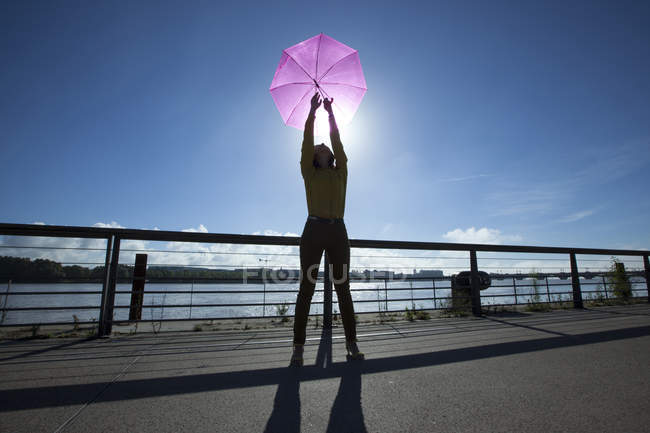 Mulher chinesa com seu guarda-chuva rosa na ponte — Fotografia de Stock