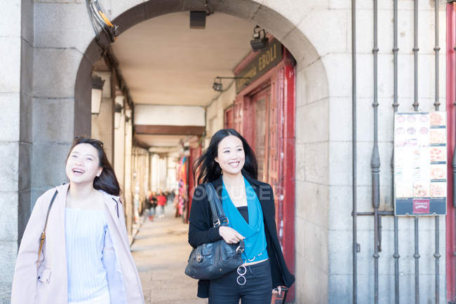 Mujeres asiáticas de vacaciones en Madrid, España - foto de stock