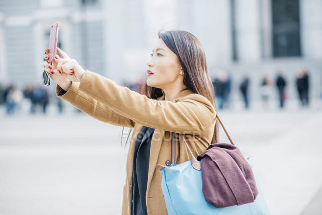 Femme asiatique à Madrid prendre un selfie, Espagne — Photo de stock