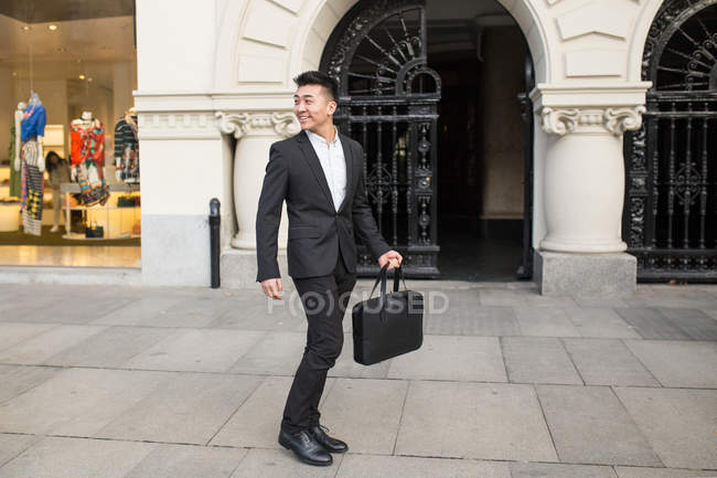 Uomo d'affari cinese che cammina per strada a Madrid, Spagna — Foto stock