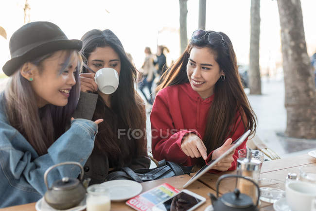 Senhoras filipinas bebendo café em Madrid, Espanha — Fotografia de Stock