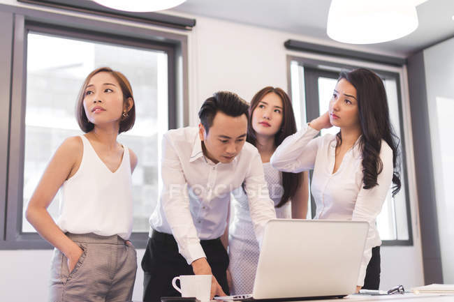 Discussione di gruppo dei colleghi nell'ufficio moderno — Foto stock