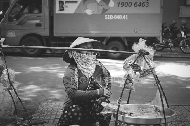 Tante qui vend volontiers sa gaufre à la banane — Photo de stock