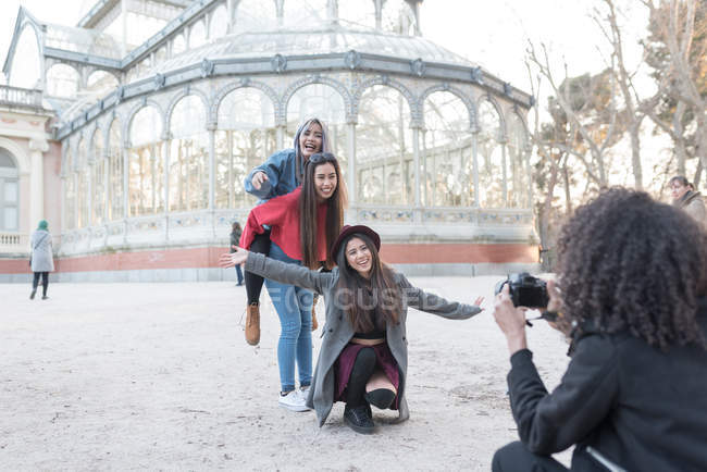 Friends taking photos in Retiro Park Madrid, Spain — Stock Photo
