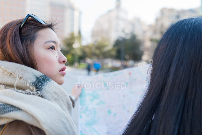Азиатские женщины занимаются туризмом в Мадриде с картой, Испания — стоковое фото