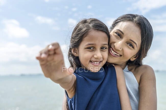 Relación madre e hija - foto de stock