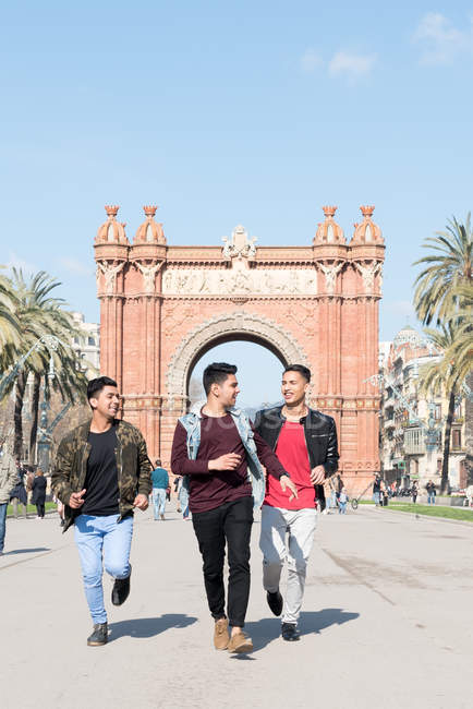 Turistas indianos visitam Arco do Triunfo em Barcelona Espanha — Fotografia de Stock