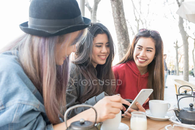 Trois jolies dames dans un café à Madrid, Espagne — Photo de stock