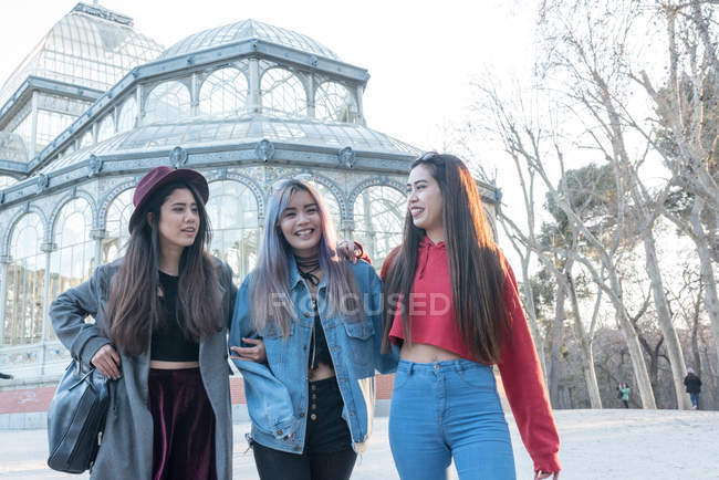 Молодих жінок, насолоджуючись Кришталевий палац парк Ретіро, Мадрид — стокове фото