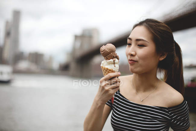 Sorvete cone melting.Pretty jovem asiático segurando um sorvete — Fotografia de Stock