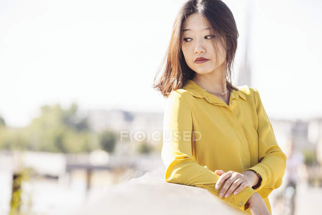 Ritratto di donna asiatica in posa sul ponte — Foto stock