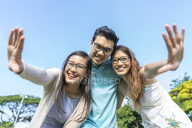 Gruppo di giovani amici asiatici divertirsi all'aperto — Foto stock