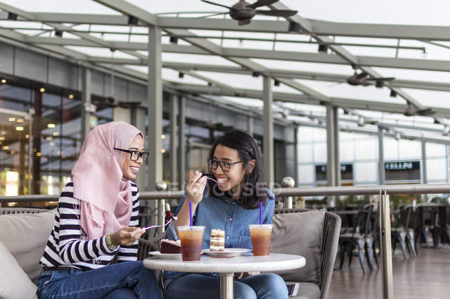 Две женщины наслаждаются своим временем в кафе — стоковое фото