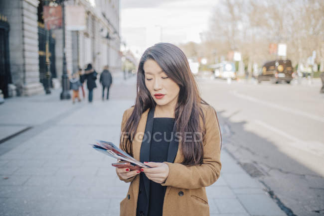 Китаянка на площади Plaza Rameles Madrid, Испания — стоковое фото