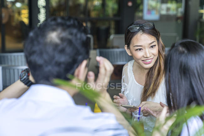 Friends Catching Up With Each Other At Cafe. — Stock Photo