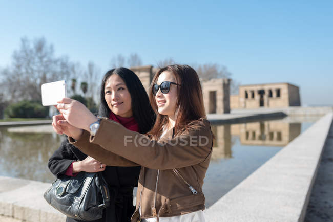 Mujeres asiáticas haciendo turismo en Madrid y tomando una selfie, España - foto de stock