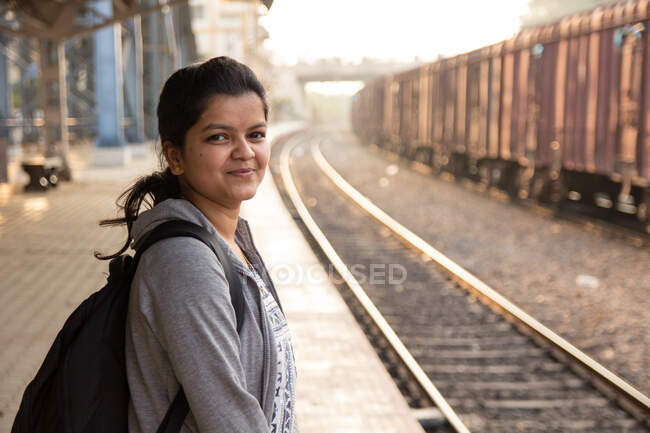 Chica esperando el tren - foto de stock