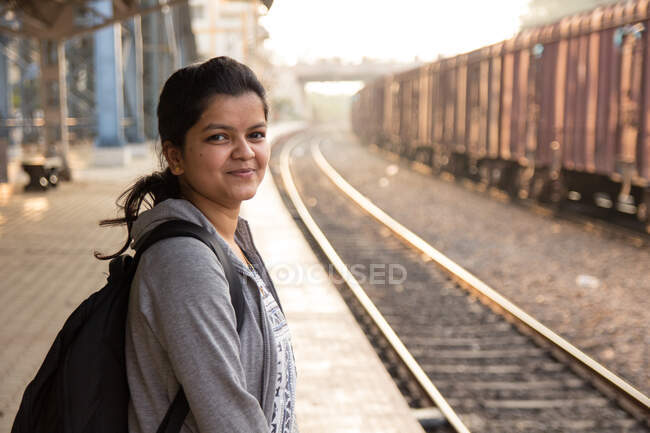 Fille en attente de train — Photo de stock