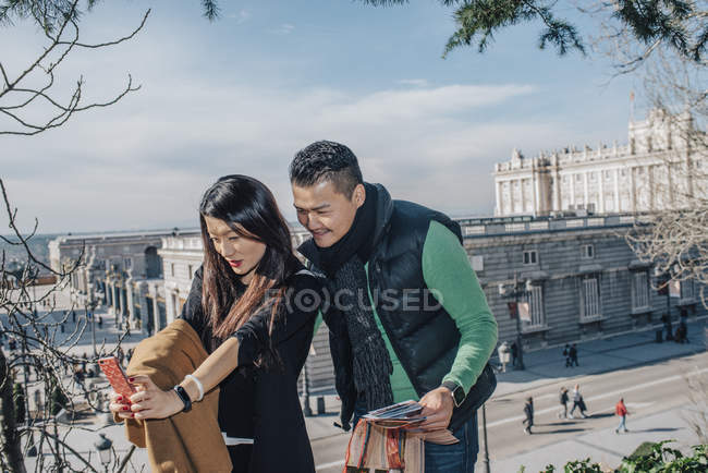 Chinese couple in Madrid taking selfies, Spain — Stock Photo