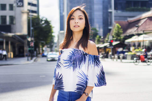 Bella asiatico ragazza a piedi lungo il strada . — Foto stock