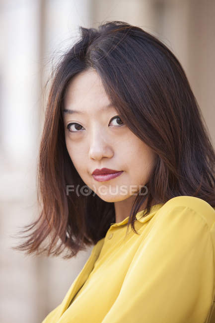 Jeune femme chinoise regardant la caméra — Photo de stock