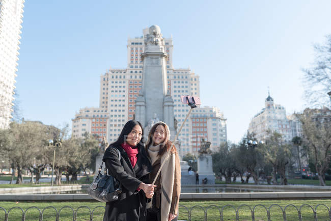 Femmes asiatiques faisant du tourisme à Madrid et prenant un selfie, Espagne — Photo de stock